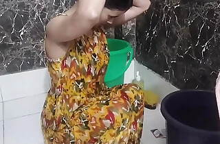 Mother in law ko nahate hue dekh liya mari chut