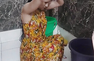 Mother in law ko nahate hue dekh liya mari chut