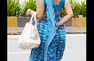 Indian chunky ass sexy bhabhi waiting for bus