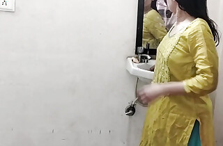 Sister in law ko bathroom me pakad ke chod kar bur se paani nikala