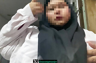 HIJABI PLAY WITH DILDO