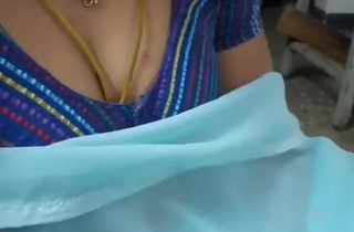Beautiful married Tamil aunty far a hot saree shows will not hear of boobs