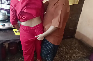 Aaj aunty kitchen me sabzi bana rahe thi wahi pe aunty ki chudai kar di hindi audio full video