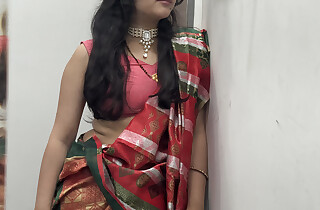 Desi bhabhi ke room mein aate hi unki chut mein shopping bag daal diya Desi bhabhi sex video