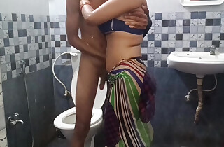 Sali bathroom me Toilet kar rahi thi tab achanak jiju aa gaii Jija ne apne hott saali ko bathroom me chod diya