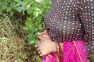 Gaon ki bhabhi ko jungle mein le jakar Hindi mein chudai ki