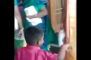 Tamil Aunty saree neval