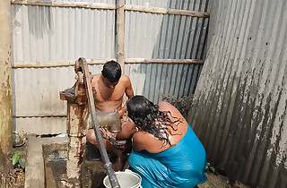 Desi pados bhabhi ke sath milkar Nahaya aaya