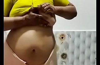 Desi aunty exposing the brush big shagging boobs