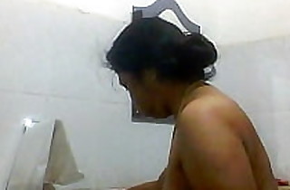 Indian Bengali Aunty Mili bathing On the go video Part 2