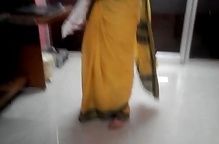 Desi tamil Married aunty exposing navel with regard to saree with audio