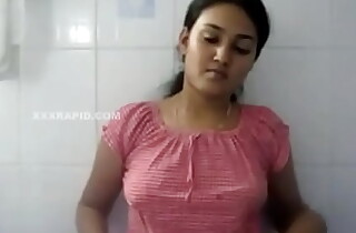 दोस्त की बहन बड़ी मुश्किल से बाथरूम में नंगा हुई - हिंदी भोजपुरी