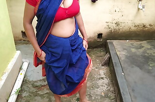 Maid in saree outdoors, set forth pissing, pigeon-holing