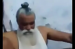 भारतीय दाढ़ी बूढ़ा आदमी कमबख्त एक युवा आदमी