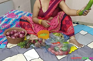 XXX Bhojpuri Bhabhi, while selling vegetables, showing off her fat nipples, got chuckled by dramatize expunge customer!