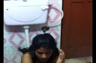 desi girl piss in toilet
