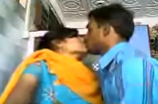 VID-20071207-PV0001-Nagpur (IM) Hindi 28 yrs old unmarried girl Veena kissing (Liplock) her 29 yrs old unmarried lover Sanjay at tea shop sex porn video