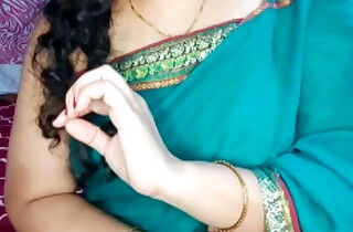 Green colour saree, freshly spoken for Indian bhabhi in hot video