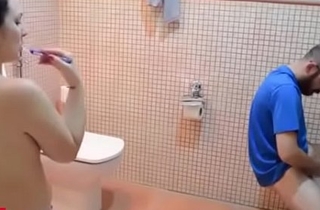 US NRI fucked Indian hotel staff girl relative to bathroom flinty
