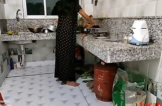 Indian Desi maid kitchen main khana bna rhi thi budhe pauper ne thok di