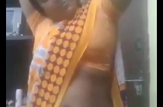Indian bhabhi exposing herself in saree
