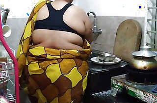 Kitchen Me Saree Pahana Desi Sexy Aunty Ki Chudai - (55 Year Old Tamil Aunty Fucks Not far from The Kitchen)