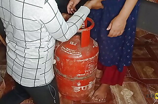 Gas Cylinder Ke sath-sath Pyashi Bhabhi Ki Chut Ki Problem Thik Ki, kitchan me Chod Dala