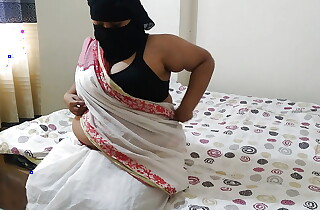 (Sexy Desi Maa ki chudai apni Beta) Dirty hot step nourisher fucked by stepson in hotel room - Indian Coitus