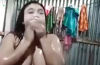 Chubby Village Wife Bathing Nude Video Selfie