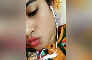 Today Exclusive -cute Desi Girl Shows Her Boobs To Lover On Vc