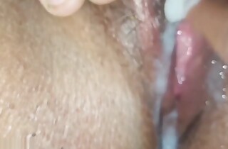 VIRGIN PUSSY DISCHARGE Quantity OF CREAM CLIT RUBBING BY MILK