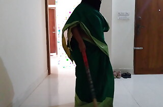 (Boss ke bete ne naukrani se mast chudai) Think the world of desi maid Simran Bhabhi wearing saree Huge Boobs & Ass - Hindi Audio