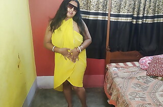 Sexy Bengali Bhabi fucking with Cucumber upon her bedroom upon yellow garments