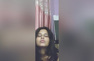Sexy Indian Girl Sanjana Shows The brush Boobs On Video Call Part 2