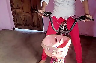 गांव की लड़की साइकिल चलाते हुए चोदा और दोस्तो ने पकड़ा