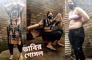 Bengali Stunning Bhabi showing their way excellent sexy company during Bath. Desi bhabi beautiful boobs