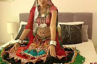 Sexy Indian Babe Showing Soul be required of evryone