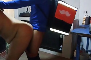 The delivery man fumbling about fucking a chunky big ass increased by she fumbling about sucking his cock until that guy gets all his sperm out