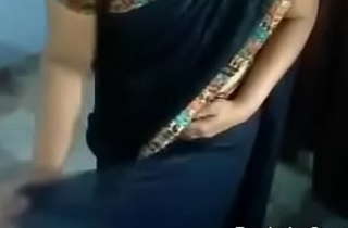 Indian aunty resembling no matter how to strike a saree( Desivdo.com )