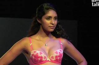 Indian model'_s nude ramp show Exposed! Full-HD
