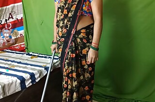 The wasteland maid was inserting a wiper in her pussy in the owner's room. The owner came and fucked her with Hindi voice.
