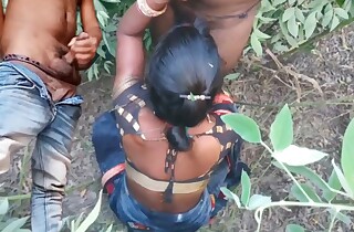 Khet ghumne gai makan malkin ko majdur ke Bete ne pela(jungal me Mangal karte huye aunty uncal ke sath) Indian desi bhabhi hindi