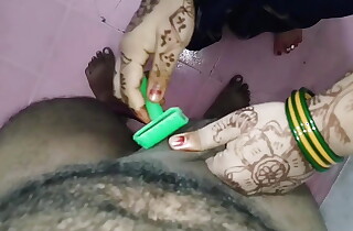 Riya Bhabhi saved the penis, enjoyed it, the penis became rally with the addition of inserted it into Bhabhi's ass.