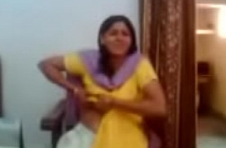 Indian aunty showing the brush chunky boobs - Allvideosx.com