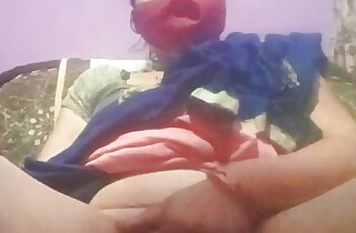 Indian bhabhi with regard to orgasam and squirt while rubbing say no to pussy
