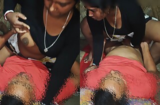Desi juicy bhabhi ki zameen par palang nahi zameen hilai