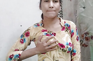 Chachi ka chuchi daba daba kar pela