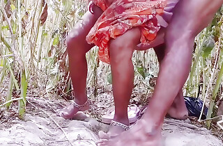 Bangali bhaiya ne bhabhi ko jungal me ghori bana ke boudi me chod dala.indian Desi Village dehati ki aunty hindi viral sex video