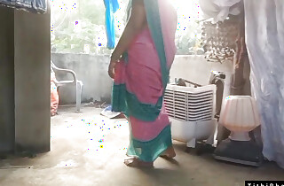 Bangladeshi Bhabi Show Her Boobs To Her Neighbor.